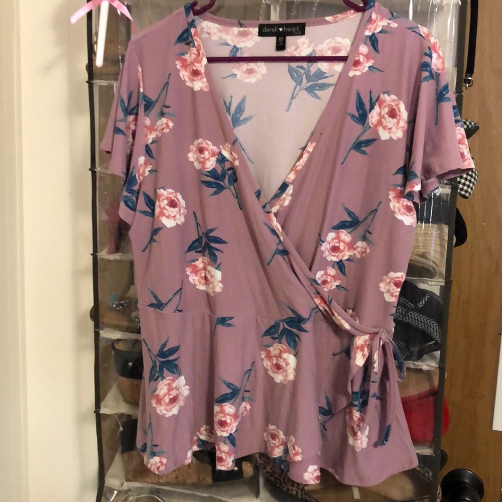 Short peplum top with bow tie